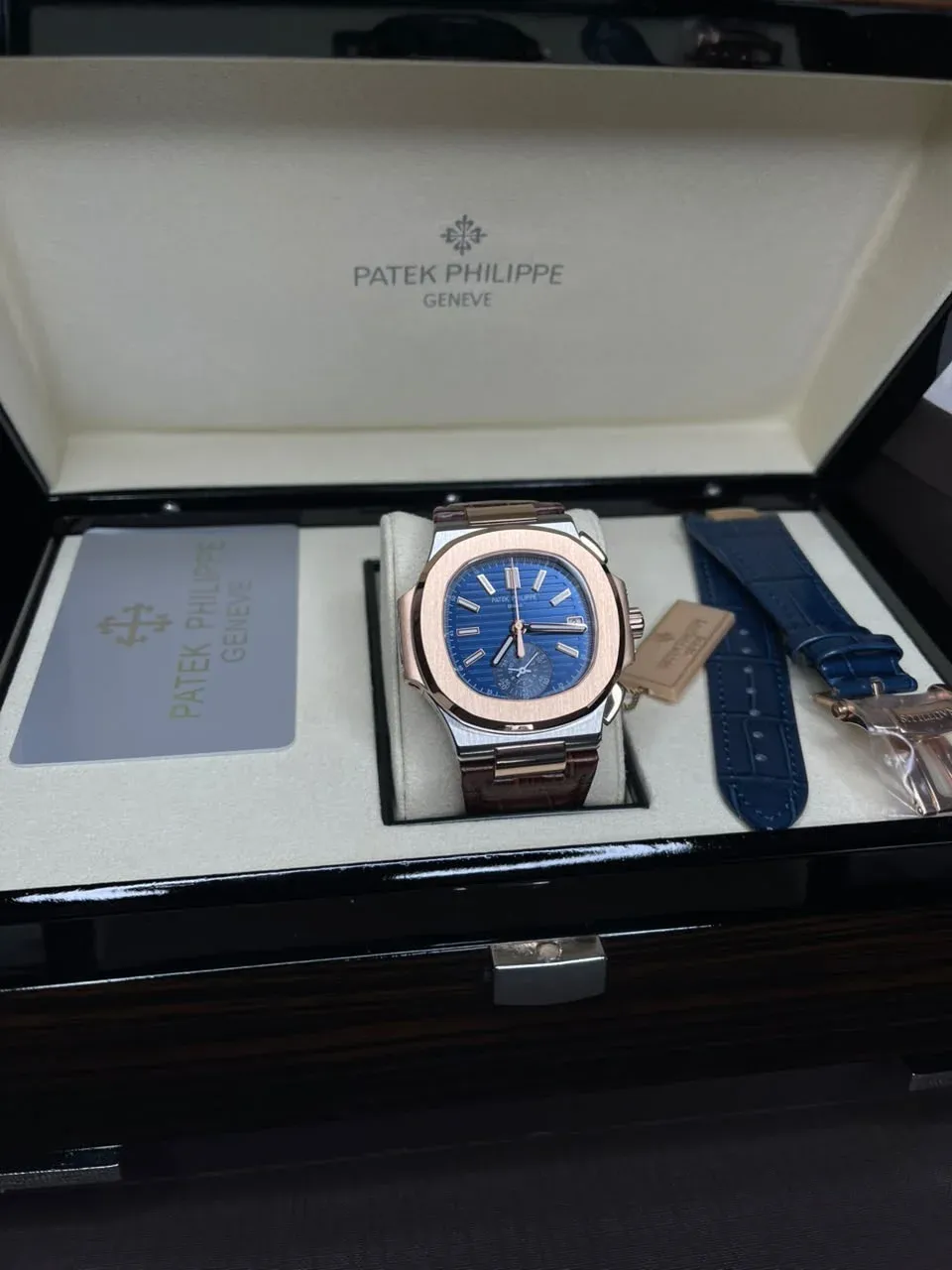 Reloj de la Línea perfecta con detalles de acero y esfera azul.